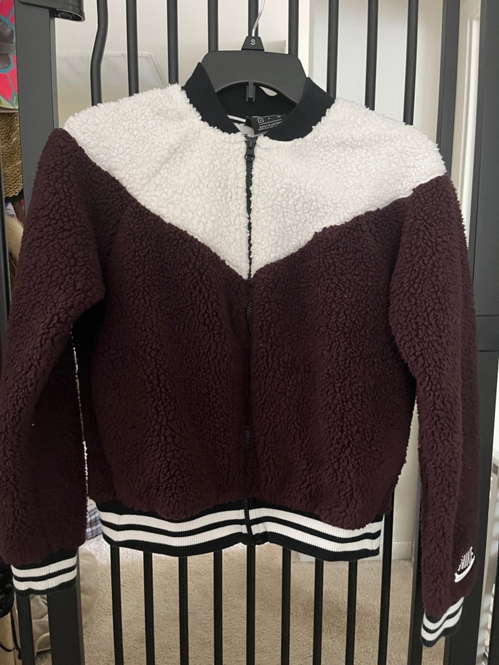 Nike Women’s Sherpa Bomber Jacket in Burgundy and White.

Accepting offers